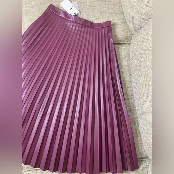 💫HP‼️💫 NWT 7 FOR ALLL MANKIND Pleated Faux Leather Skirt in Burgundy, Sz Small - Picture 2 of 3